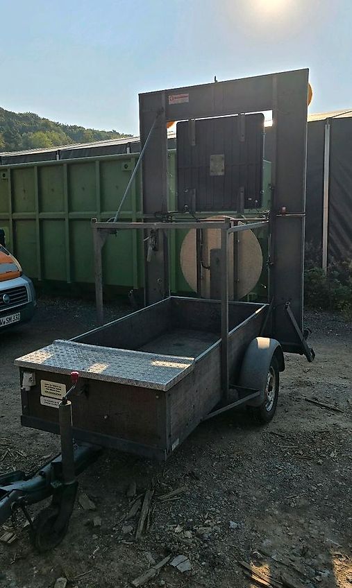 Nissen FAT Absperrtafel VZ616 Fahrbare Verkehrsleittafel Verkehrssicherungsanhänger Verkehrsleitanhänger Trebbiner Horizont Sperrwand