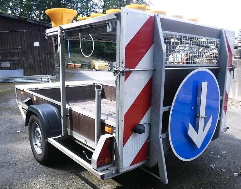 Nissen Absperrtafel VZ616 FAT Verkehrsleittafel Verkehrssicherungsanhänger Verkehrsleitanhänger Sperrwand Fahrbare Absperrtafel Horizont